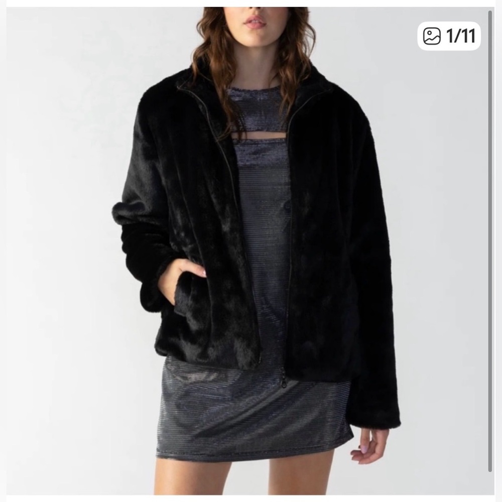 Sanctuary Women’s Black Faux Fur Zip Up Coat. Size Medium. EUC.